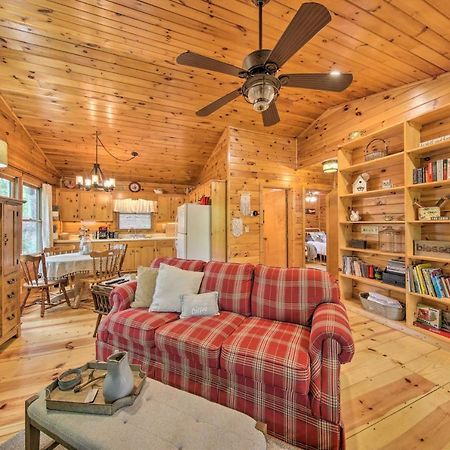 Peaceful Blue Ridge Cabin With Decks And Fire Pit Exterior foto