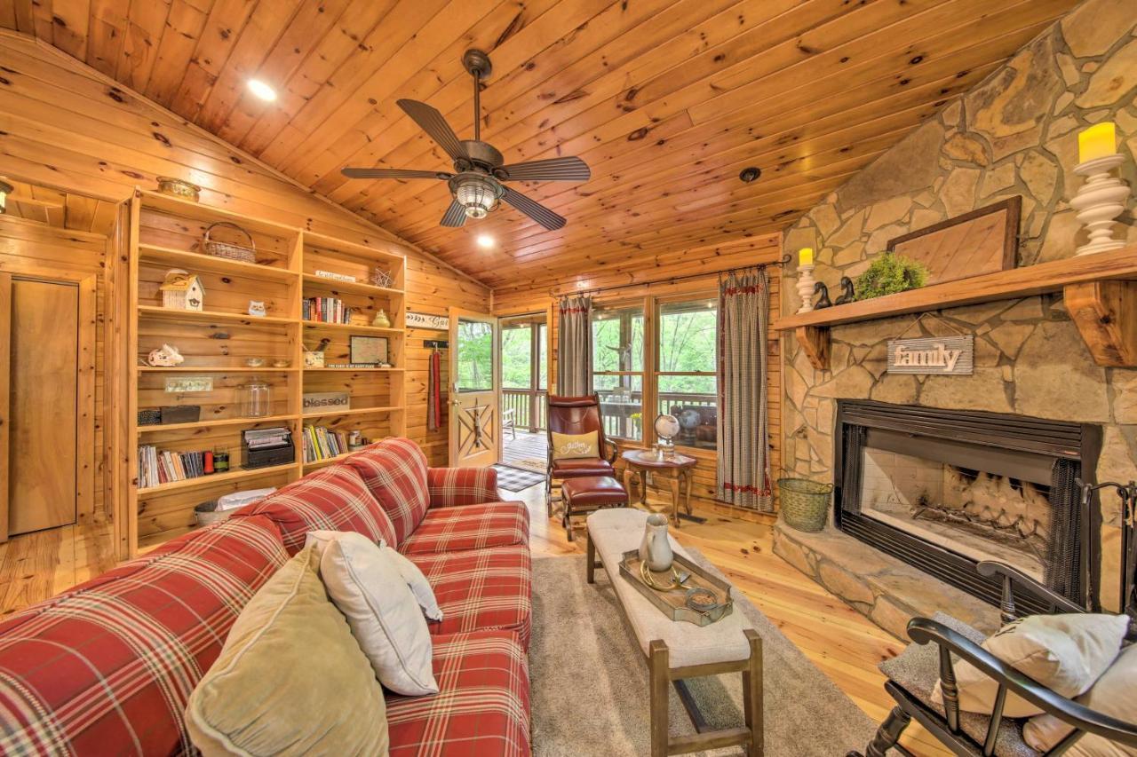 Peaceful Blue Ridge Cabin With Decks And Fire Pit Exterior foto