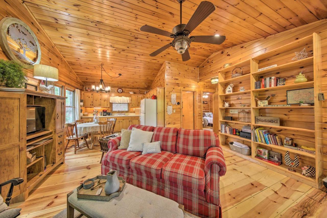 Peaceful Blue Ridge Cabin With Decks And Fire Pit Exterior foto