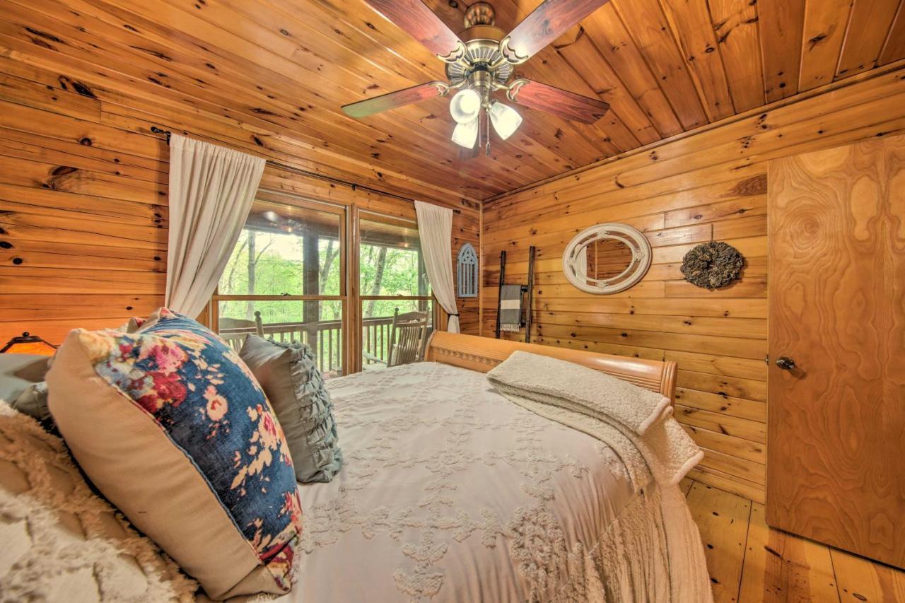 Peaceful Blue Ridge Cabin With Decks And Fire Pit Exterior foto