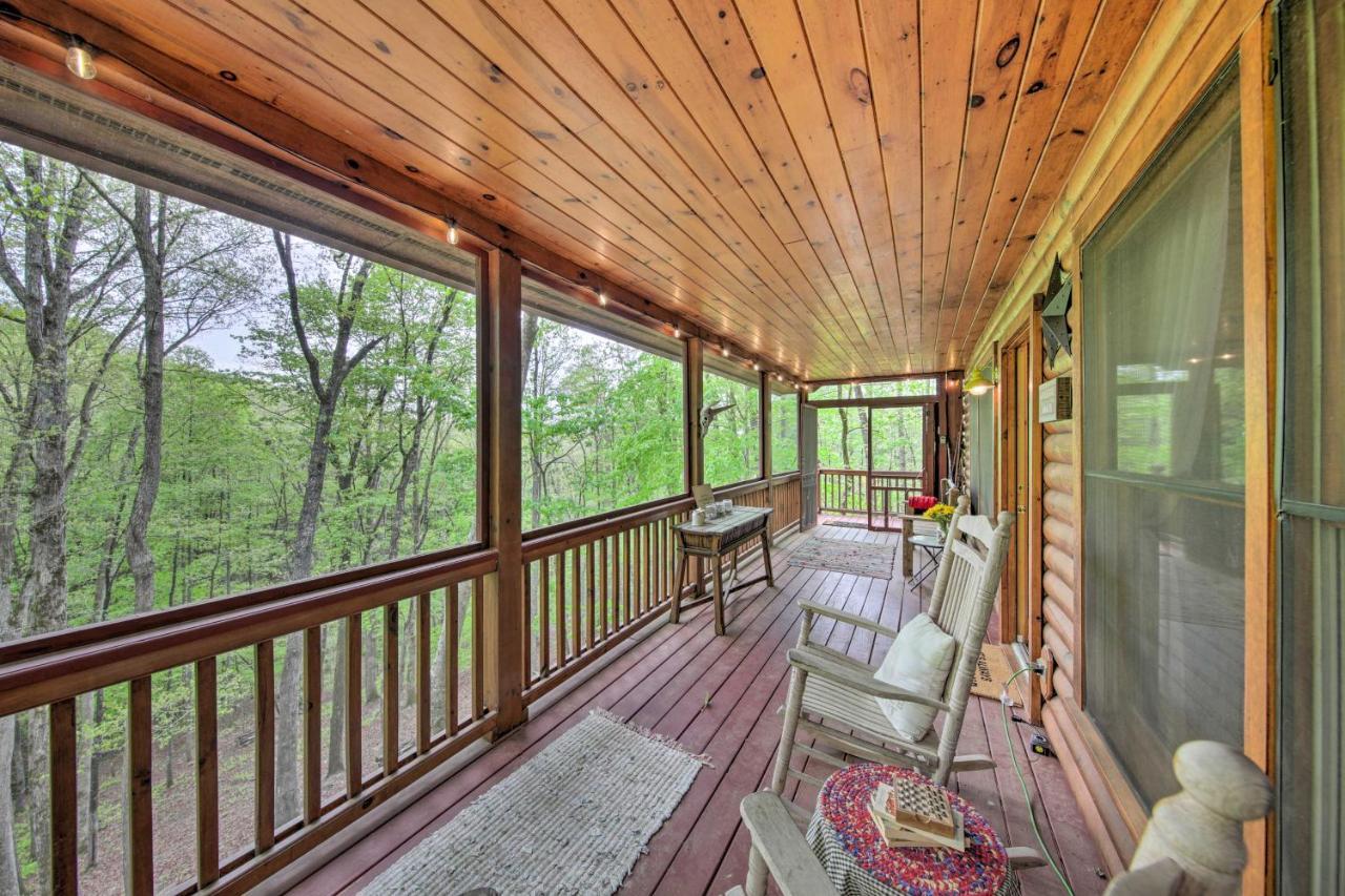 Peaceful Blue Ridge Cabin With Decks And Fire Pit Exterior foto